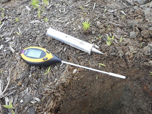 調査に用い山中式土壌硬度計(上)とDr.Meter(下)