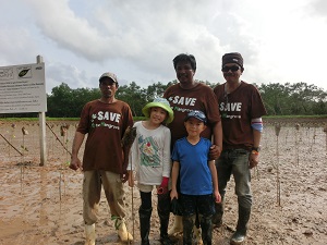 マングローブ林での漁の仕事の傍ら、植林作業の仕事をしてくれている方もいます