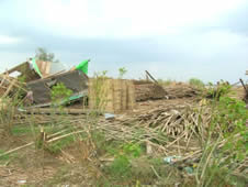 完全に倒壊した竹資材を作る作業場と従業員宿舎