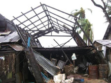 クンジャンゴンの崩壊した建物の様子。風と水の両方の被害を受け、損傷も激しく多くの死者が出ました。