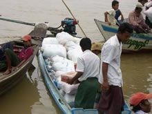 デダイの船着場で支援物資を船に積み込む。ここからチョンチン村まで30分、タンディ村までは3時間かかる