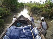 支援物資を載せてタウンダン村へ向かう舟。川の水位が下がっている場所では、人力で舟を進める