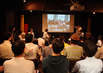 財団法人オイスカ・池田敦史のミャンマーの緊急支援の説明に聞き入る参加者