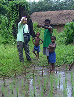 短期研修をうけた農民を調査する後藤研究員（左）