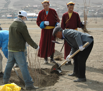 オイスカ議連のモンゴルツアーでの一幕。現地の人と一緒に植林するメンバー