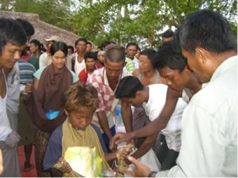 タウンダン村での物資配布の様子。同村ボランティアグループのメンバーも積極的に手伝ってくれました