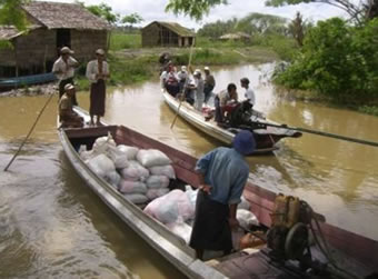 食糧を積み込み、ネィヤウンカー村、イェチョー村へ出発する舟。輸送にあたっては各村に協力して舟を出してもらう