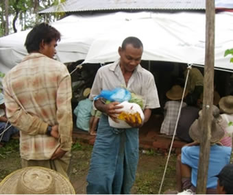 支援物資を受け取り、家路につくダノンチャウン村の住民