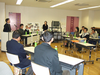 セミナーの趣旨説明を述べる関西総支部・黒田吉則事務局長（写真左上）