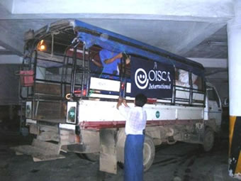 ヤンゴン事務所が入居するビルの地下駐車場にて 物資の積み込みをし、出発の準備をするトラック