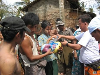 タンディ村ではじめてとなる支援物資配布の様子。 住民も非常に喜んでくれました。
