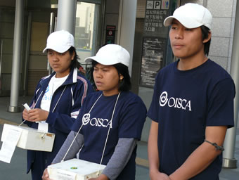 JR高松駅前で募金を呼びかけるミャンマーからの研修生。左からテー テー セインさん、ソー ミャー トゥイさん、テン コー ミョーさん