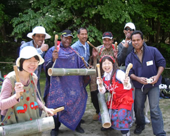 竹の楽器で地元の方と交流しました。森の文化祭にて