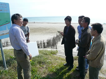 NPO表浜ネットワークにて、砂浜再生プロジェクトの説明を受ける阿拉善沙漠生態研究研修センターのスタッフ