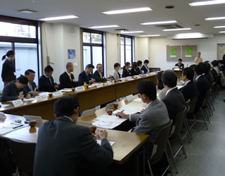 各代表が集まり、「富士山の森づくり」に対する意見交換がなされた