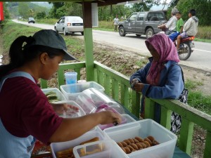村人に食品加工実習で作ったお菓子を販売