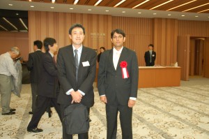 表彰式会場で。チャンド（右）と総合ビジネス（株）常務の安藤京二さん
