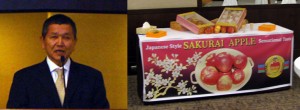 挨拶する大木大使と展示された“SAKURAI”りんご　写真提供：在アゼルバイジャン日本大使館