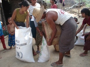 一定期間、労働や研修に参加した村人に米が配布される