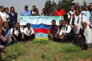エチオピアでのグリーンウェイブの様子。アフリカプルーンなどの郷土樹5種100本の植樹を行った