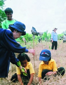 ラノーン県で子どもたちとマングローブを植える中野総裁