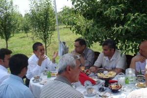 プロジェクト関係者やリンゴ栽培農家の人々に今後への期待を伝える大木大使（左端）