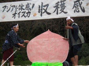 研修生たちによる日本語劇「桃太郎」のワンシーン