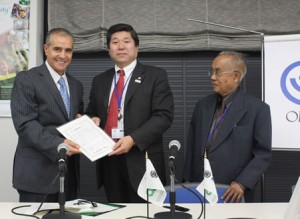 ジョグラフ事務局長に宣言文を手渡す永石事務局長とソフィアン副会長（左から）