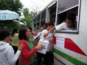 募金活動の様子。バスから寄附してくれているのは、地元の高校生たち