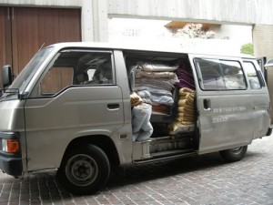 車いっぱいに毛布を積んで、大使館に到着
