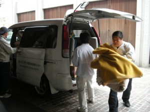 中部日本研修センターの車からも毛布を運び出す