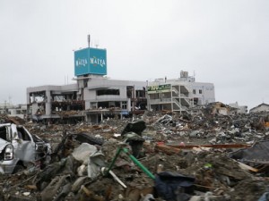 市街にあるスーパー「MAIYA」は津波で倒壊してしまっている