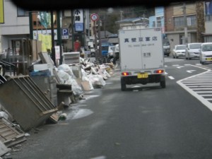 水をかぶった家具が道路脇に並ぶ松島町の中心部