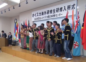 西日本研修センターに配属された研修生たち。民族衣装をまとった姿も
