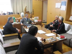 海外での復興支援プロジェクトについて説明する中野理事長（右から2番目）と渡辺忠副理事長（一番右）