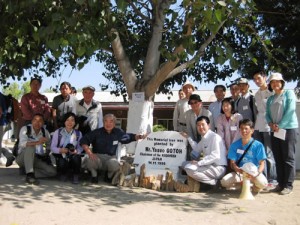 経団連自然保護協議会の一行。15年前に記念植樹した菩提樹の前で