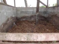 生ごみから作った堆肥を土と混合。有機農業にはかかせません。