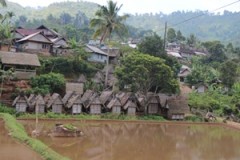 小さい家々が米倉