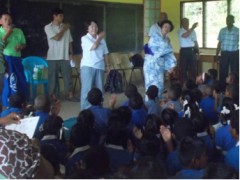 子どもたちに日本の歌を教える酒向さん（中央）