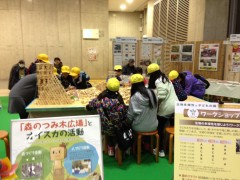 黄色い帽子は小学生。参加できるプログラムが人気！