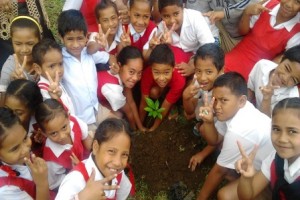 笑顔で植林をするトンガの子どもたち。トンガタプ島のロンゴロンゴ国立小学校にて