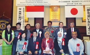 坂出白峰ライオンズクラブ、オイスカ四国支部の歓迎を受けるインドネシア内務大臣夫人（前列 中央）一行
