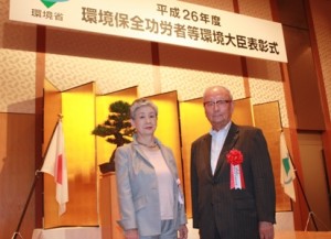 表彰式を終えて。 田中副会長と井上会長（左から）