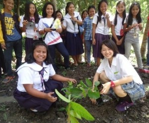 地元の高校生と共に植林を体験。何もかもが新鮮で貴重な体験（飛騨高山高校）