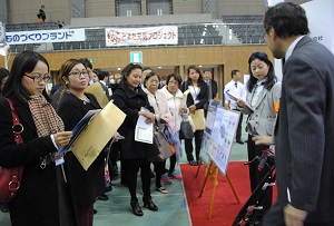 シンポジウムと同時開催されたビジネスフェアで日本企業の環境技術について学びを深める理事会参加者