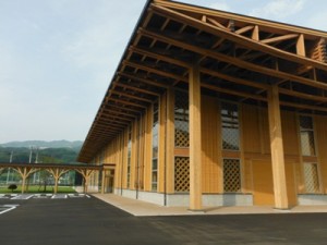 会場となった住田町の木造新庁舎