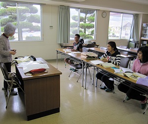 入国してきたばかりの研修生は、本研修に向けて日本語を習得。訪日前に勉強してきた研修生も日常会話には悪戦苦闘（四国研修センター/地域開発コース）