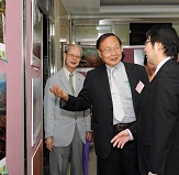 写真パネルで活動を紹介するオイスカ・インターナショナル中国代表の黒田祐之進氏