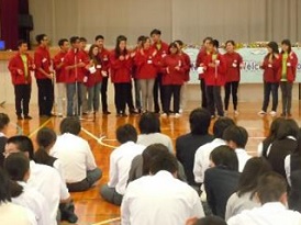 能勢高校での交流でマレーシアの歌を披露