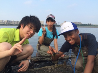 谷津干潟（千葉県）では、自然観察を通じて環境保全活動に取り組む日本の子どもたちと交流